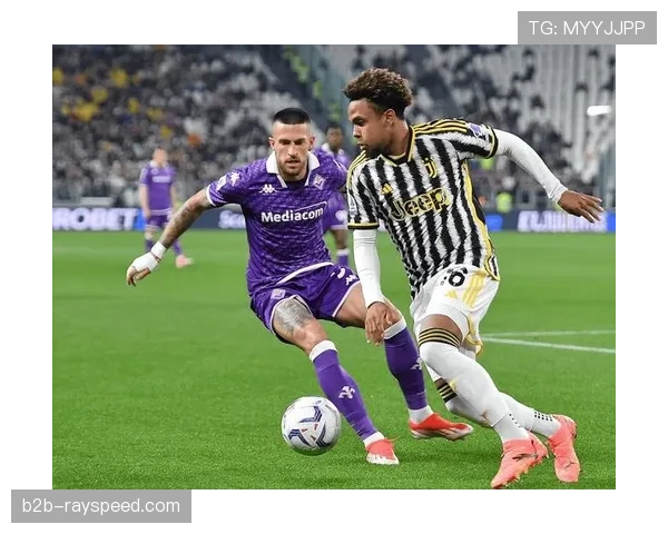 看台特写：随队远征的尤文图斯老年球迷眼含热泪